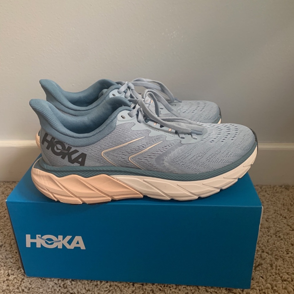 Women’s size 7 HOKA Arahi 5